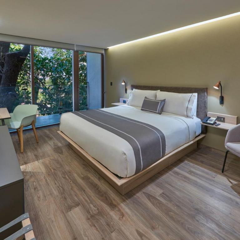 City Express Plus by Marriott Guadalajara Providencia - Habitación con cama extragrande y balcón - 2