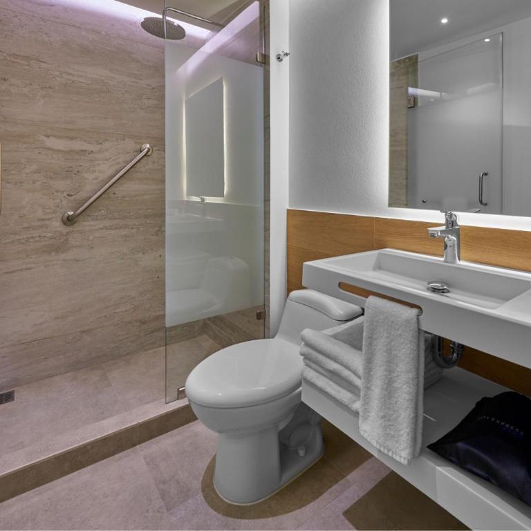 City Express Plus by Marriott Guadalajara Providencia - Habitación con cama extragrande. - 3