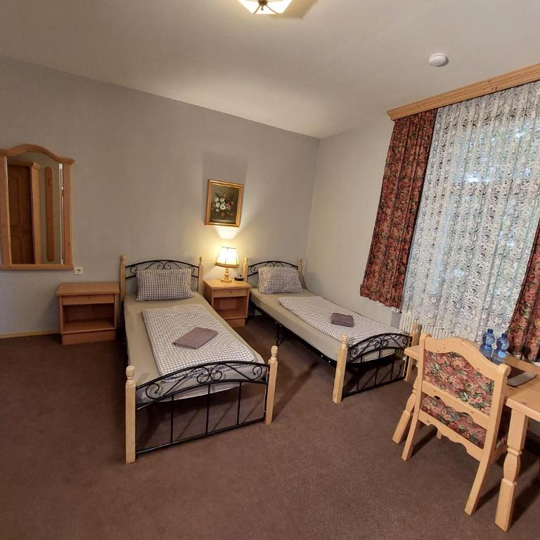 3 Raben - Leoben - Zimmer für Geschäftsreisende, Urlauber, Monteure und Handwerker, Polski Pensjonat Austria - Camera Matrimoniale/Doppia con Letti Singoli - 8