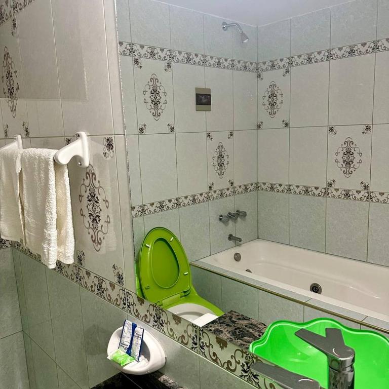 Hotel Esmeralda - Queen Room with Spa Bath - 4