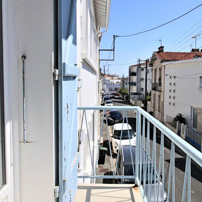 Appartement lumineux pour famille à Royan, quartier calme près du marché, balcon et parking gratuit - FR-1-738-26 - Apartment - 9