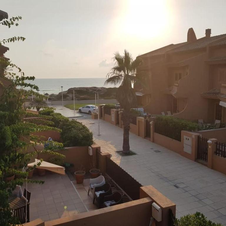 Chalet adosado en la playa de El Perellonet con piscina, pista tenis - Four-Bedroom House - 5