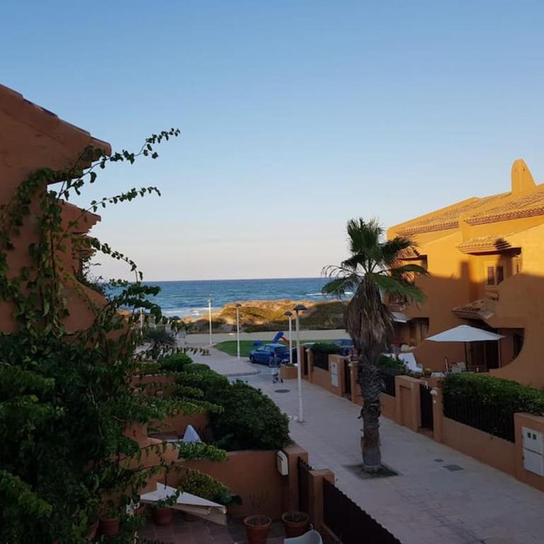 Chalet adosado en la playa de El Perellonet con piscina, pista tenis - Four-Bedroom House - 12