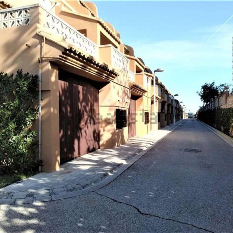 Chalet adosado en la playa de El Perellonet con piscina, pista tenis - Four-Bedroom House - 34