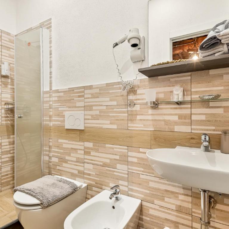 Alby Express Rooms - Camera Matrimoniale con Balcone - 12