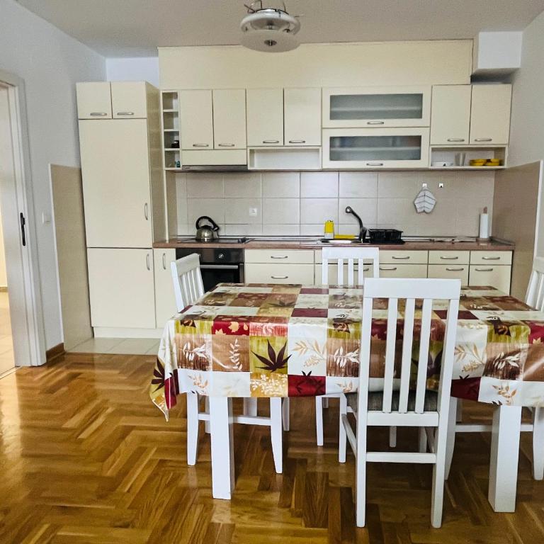 Central and bright 2 bedroom, 3 balconies - Apartman sa 2 Spavaće Sobe - 23