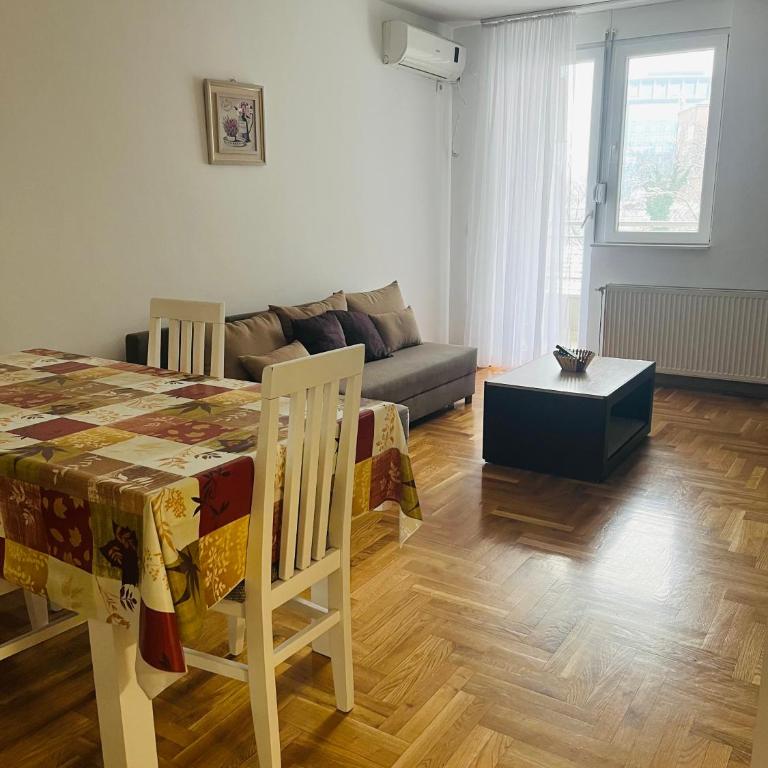 Central and bright 2 bedroom, 3 balconies - Apartman sa 2 Spavaće Sobe - 24