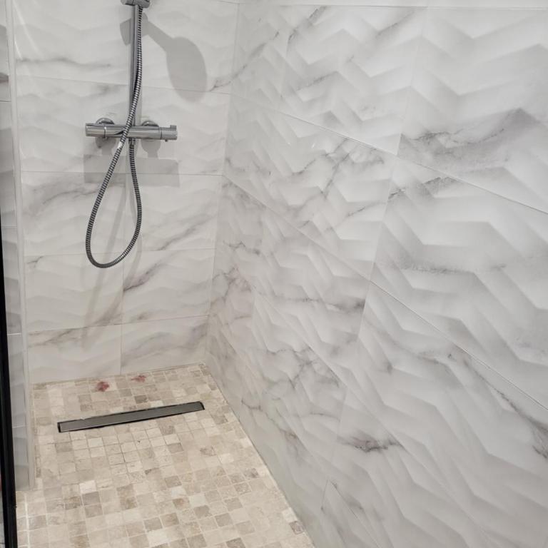 T2 neuf centre ville Saint Raphaël avec terrasse et parking gratuit, prés de la plage et commerces! - Apartment mit 1 Schlafzimmer - 26