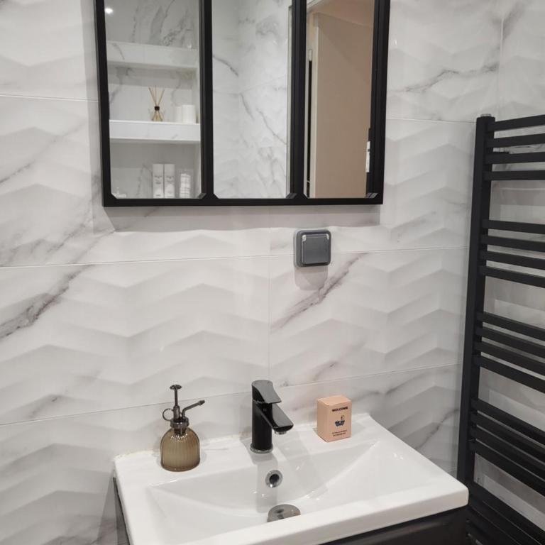 T2 neuf centre ville Saint Raphaël avec terrasse et parking gratuit, prés de la plage et commerces! - Apartment mit 1 Schlafzimmer - 18