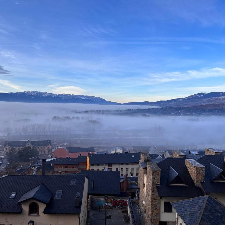 HERITAGE APARTMENTS CERDANYA al carrer Major i parking - Deluxe Apartment mit Balkon und 2 Schlafzimmern - 32