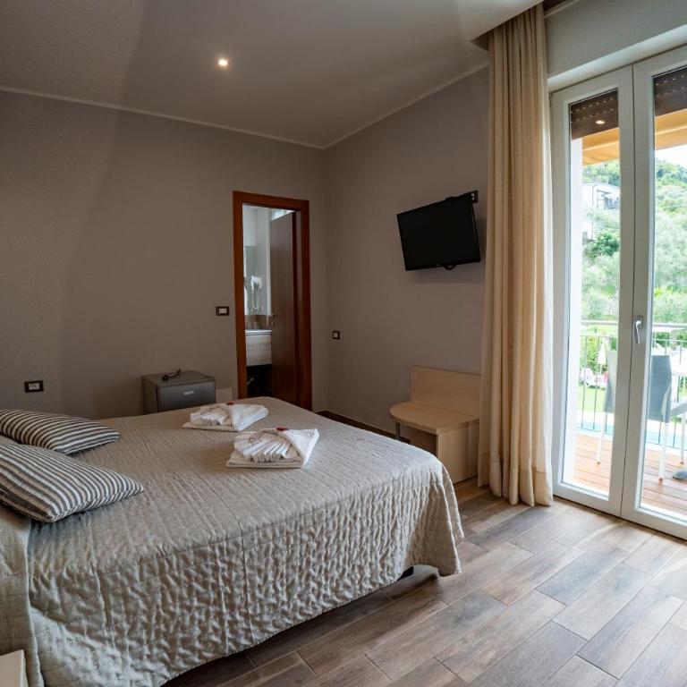 Hotel Garni Rosmari - Camera Matrimoniale con Vista Piscina - 3