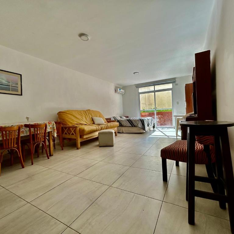 AMPLIO Y LUMINOSO DEPARTAMENTO CON COCHERA - Apartamento de 1 dormitorio - 1