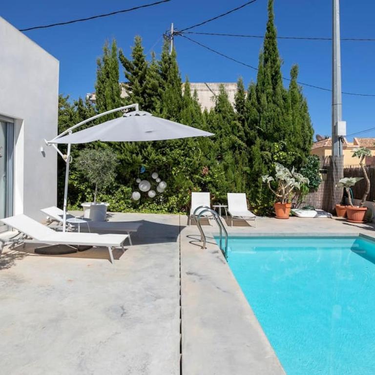 Villa Paloma with private pool, located 350m to the sea and tram station! - Three-Bedroom House - 3