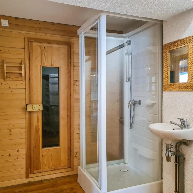 Chalet lumineux · Sauna privatif · Garage · 12 personnes - FR-1-425-119 - Chalet - 13
