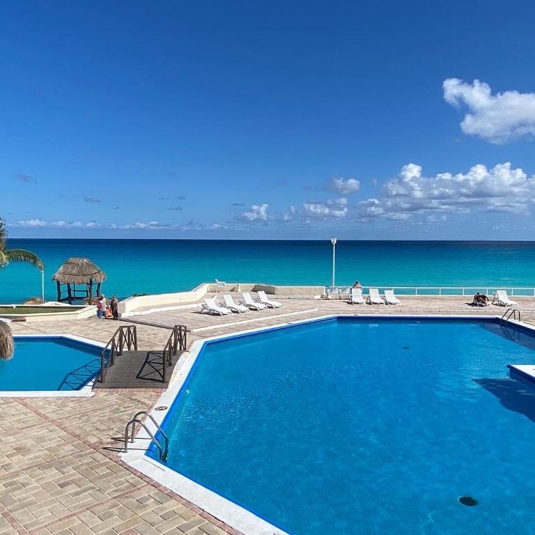 Brisas Shores 07 Beachfront Condo, Ocean view Pool and garden area, Zona Hotelera Cancun - One-Bedroom Apartment - 1