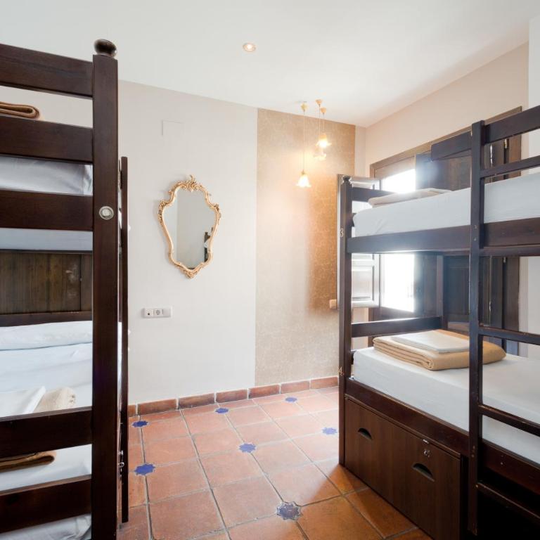 Oasis Backpackers' Hostel Granada - Bed in 6-Bed Mixed Dormitory Room - 3