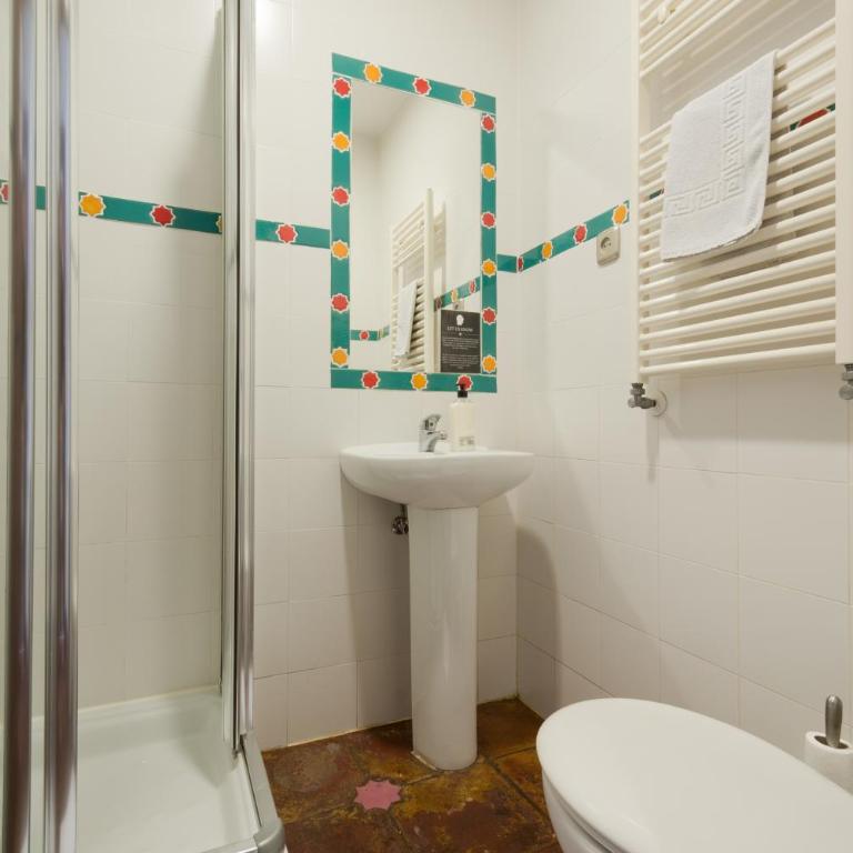 Oasis Backpackers' Hostel Granada - Bed in 6-Bed Mixed Dormitory Room - 16