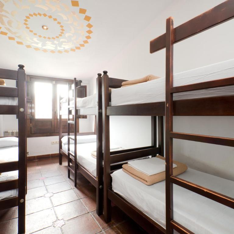 Oasis Backpackers' Hostel Granada - Bed in 8-Bed Mixed Dormitory Room - 9