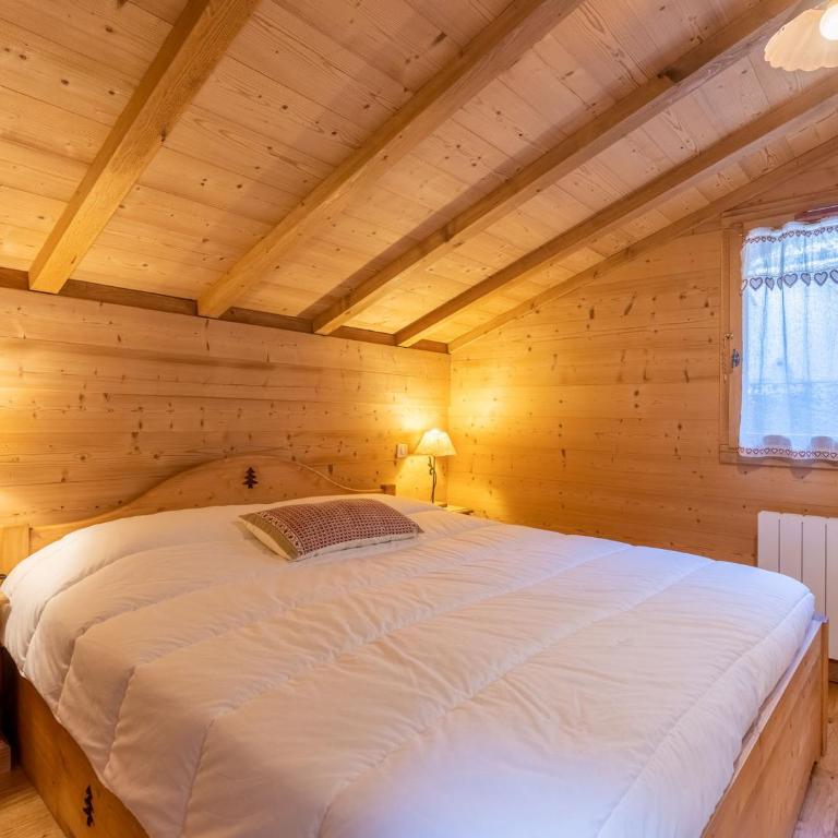 Chalet mitoyen 3 étoiles à La Clusaz, 500m des pistes, 10 pers, terrasse, cheminée, garage, WiFi - FR-1-459-186 - Chalet - 13