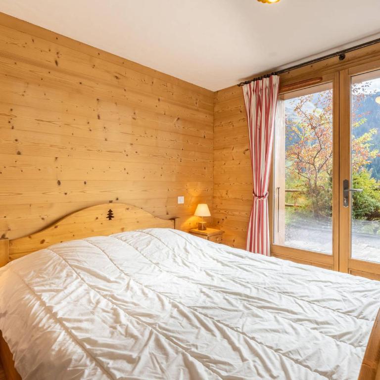Chalet mitoyen 3 étoiles à La Clusaz, 500m des pistes, 10 pers, terrasse, cheminée, garage, WiFi - FR-1-459-186 - Chalet - 14