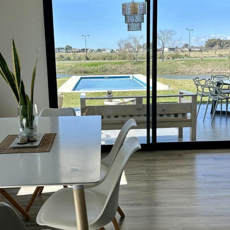 Casa familiar a la laguna en San Sebastian, Escobar, 3 dormitorios, jardín, pileta, parrilla y canoas - Casa de 3 dormitorios - 7