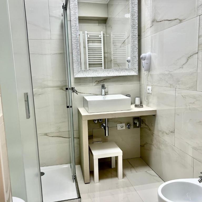 Emerald Suites - One-Bedroom Apartment - 20