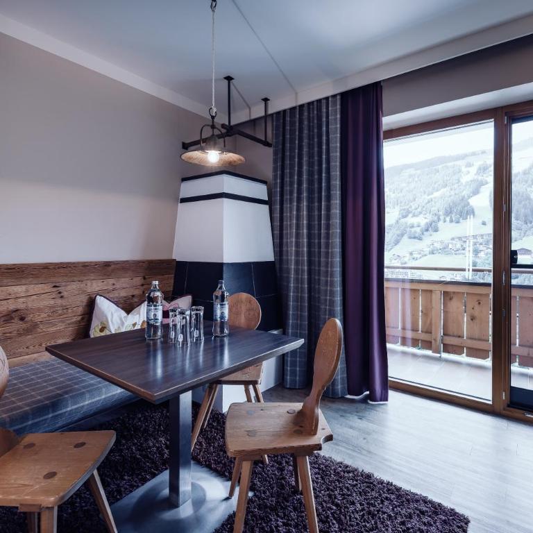 Ellmauhof - das Generationenresort - Deluxe Family Suite with 2 Bedrooms and Panorama View - 2