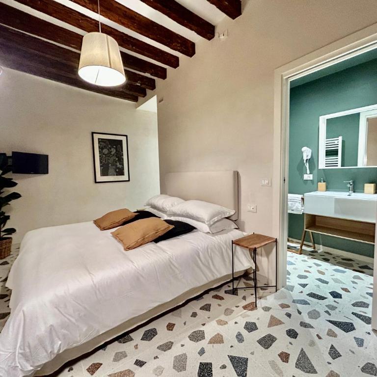 Farini Suites wi-fi - Camera Matrimoniale con Bagno Privato - 5