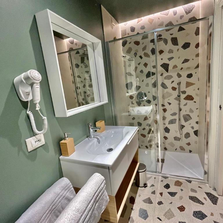 Farini Suites wi-fi - Camera Matrimoniale con Bagno Privato - 3