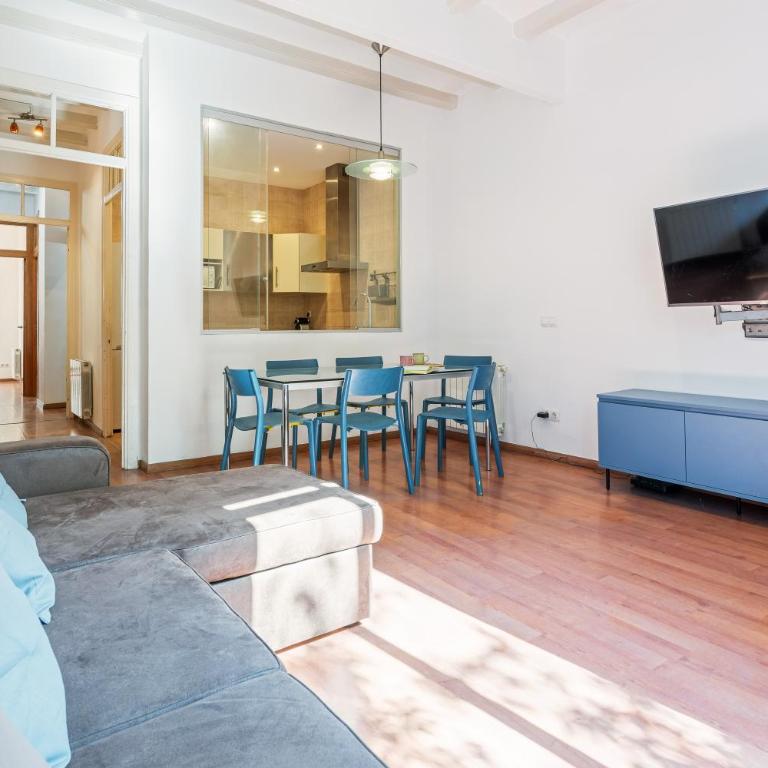 Bright 2BR in Clot Desk Fiber Wi-Fi - Apartment - 3