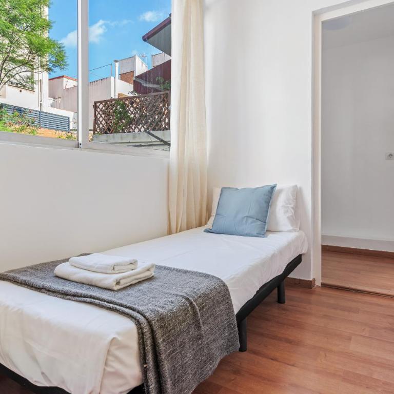 Bright 2BR in Clot Desk Fiber Wi-Fi - Apartment - 9