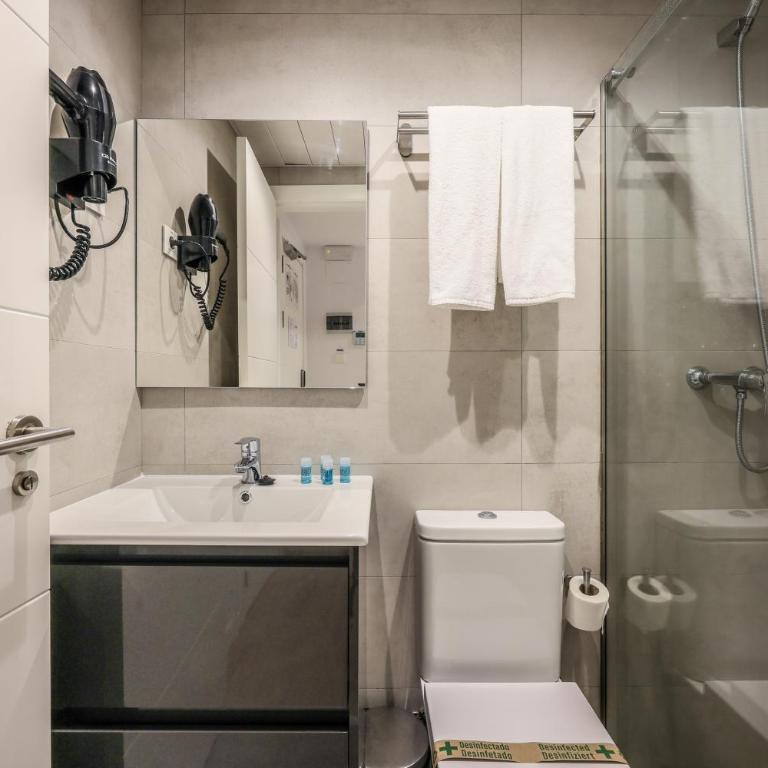 AmazINN Places Blasco de Garay 113 - Economy Quadruple Room - 11