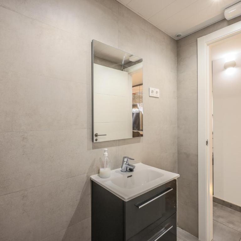 AmazINN Places Blasco de Garay 113 - Economy Quadruple Room - 39