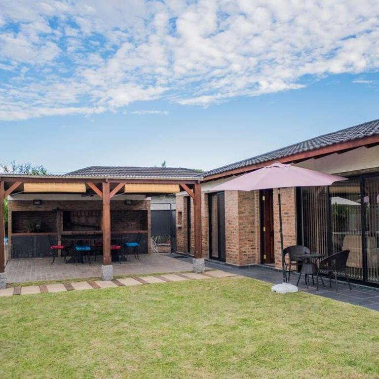 La Esquina - hermosa casa en Termas del Daymán con Piscina - Two-Bedroom House - 1