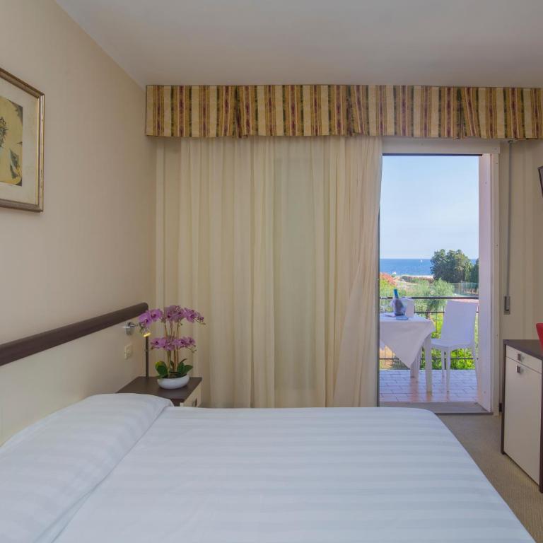 Hotel Fabricia - Camera Matrimoniale/Doppia con Letti Singoli con Vista Mare - 12