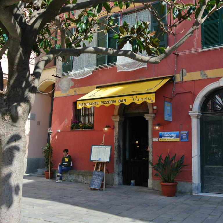 "Marina Apartment" in Vernazza Historic, Restored, Beachfront, 2nd floor, 2 Aircondo BDR, 2BHT, rare Private Garage 300 mt far, 200 mt from train - Two-Bedroom Apartment - 49