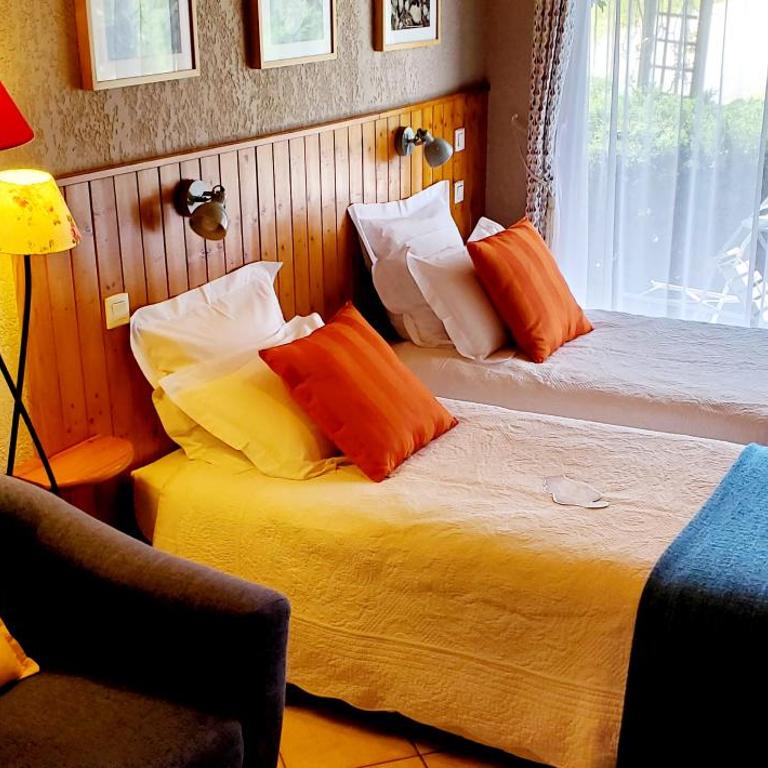 "La Coustille" Chambres et Table d'Hôtes - Chambre Double ou Lits Jumeaux avec Terrasse - 2