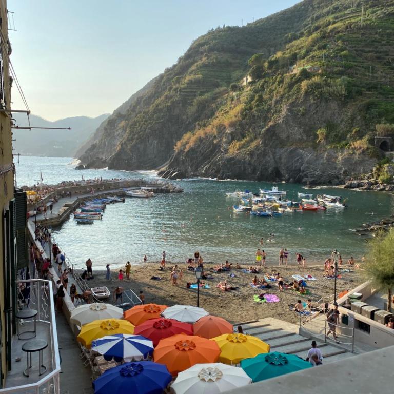 "Marina Apartment" in Vernazza Historic, Restored, Beachfront, 2nd floor, 2 Aircondo BDR, 2BHT, rare Private Garage 300 mt far, 200 mt from train - Two-Bedroom Apartment - 45
