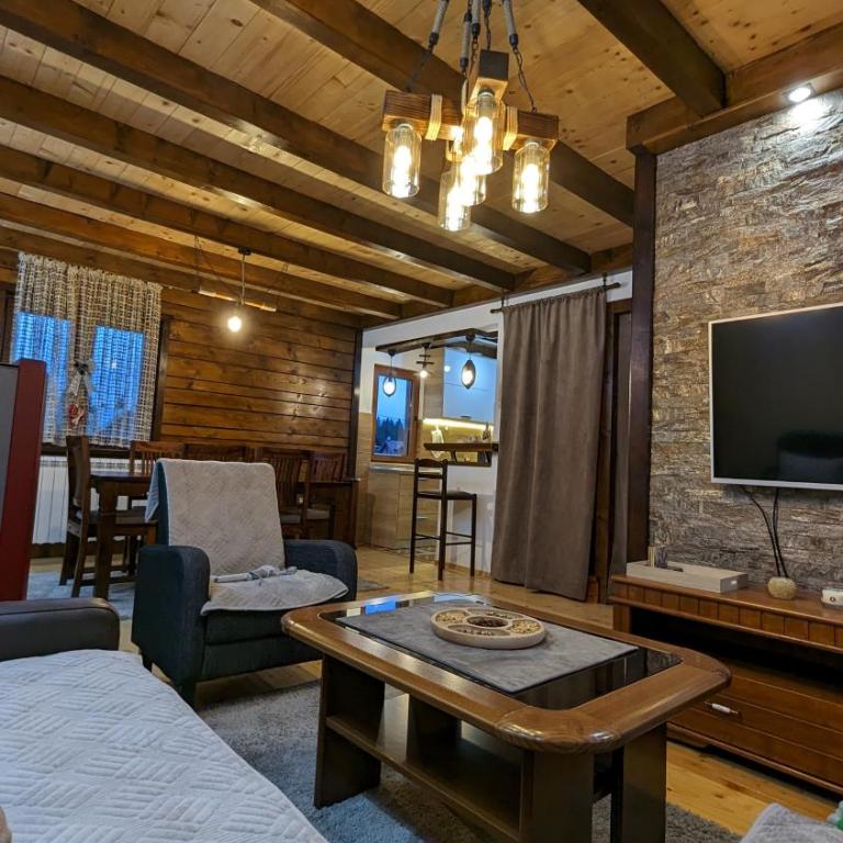 Mountain Haven Deluxe - Three-Bedroom House - 24