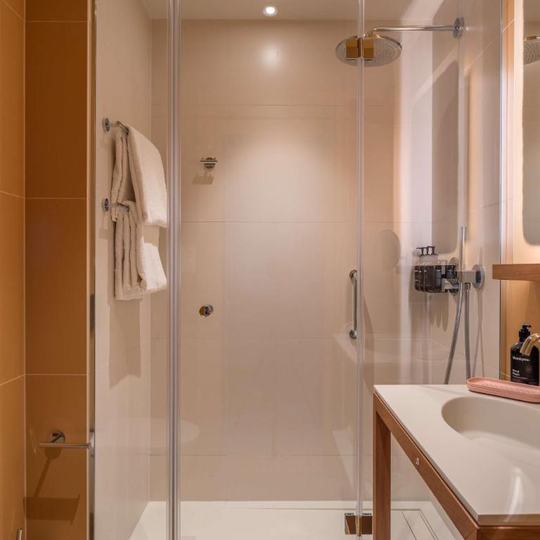 Canopy by Hilton Cannes - Suite Lit King-Size Junior - Vue Partielle sur Mer - 3