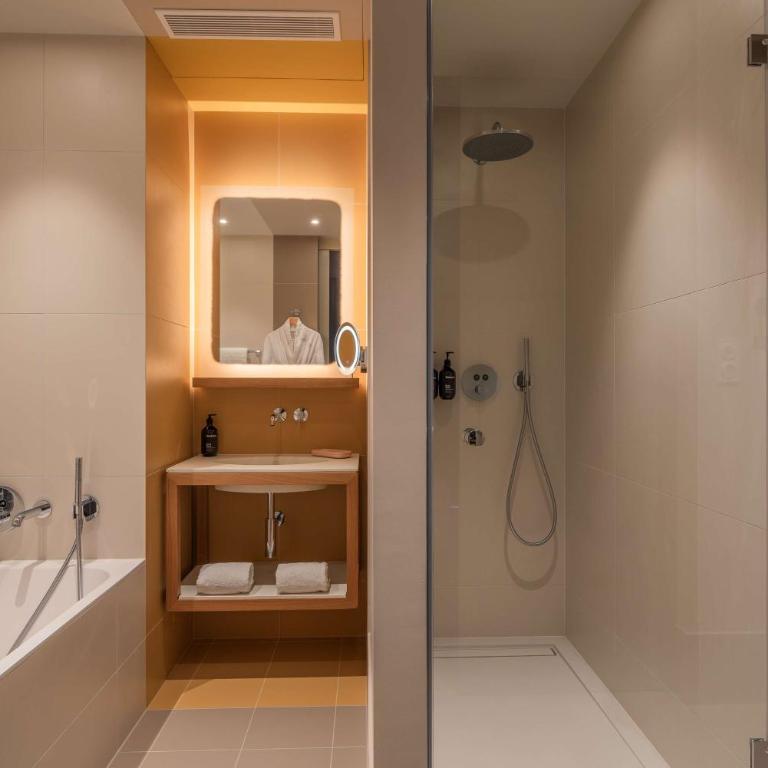 Canopy by Hilton Cannes - Suite Lit King-Size Junior - Vue Partielle sur Mer - 4