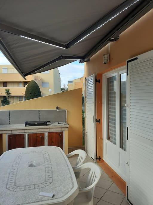App T2 entièrement rénové en résidence proche à pied de la plage de la Roquille et de tous commerces parking privé gratuit climatisation wifi - One-Bedroom Apartment - 6