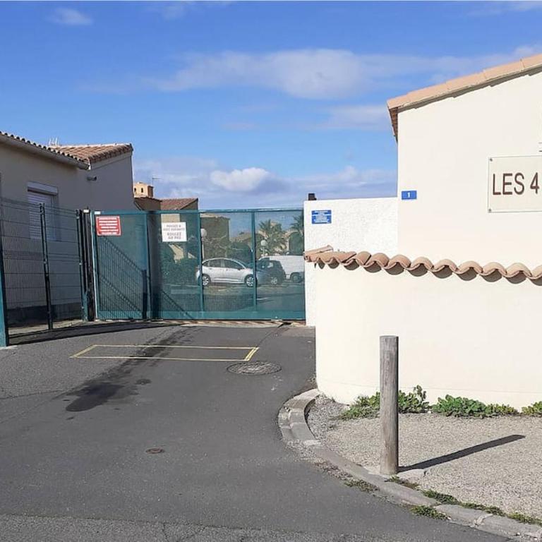 App T2 entièrement rénové en résidence proche à pied de la plage de la Roquille et de tous commerces parking privé gratuit climatisation wifi - One-Bedroom Apartment - 3