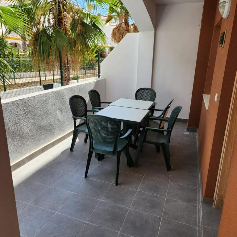¡Bajo extraordinario con vistas a la piscina y terraza! - Apartamento de 2 dormitorios - 3
