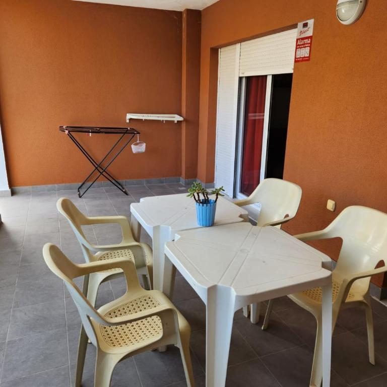 ¡Bajo con terraza y patio con vistas a la piscina comunitaria! - Apartamento de 2 dormitorios - 54