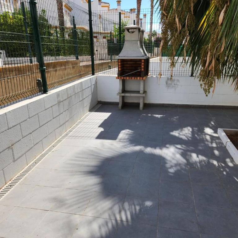 ¡Bajo con terraza y patio con vistas a la piscina comunitaria! - Apartamento de 2 dormitorios - 4