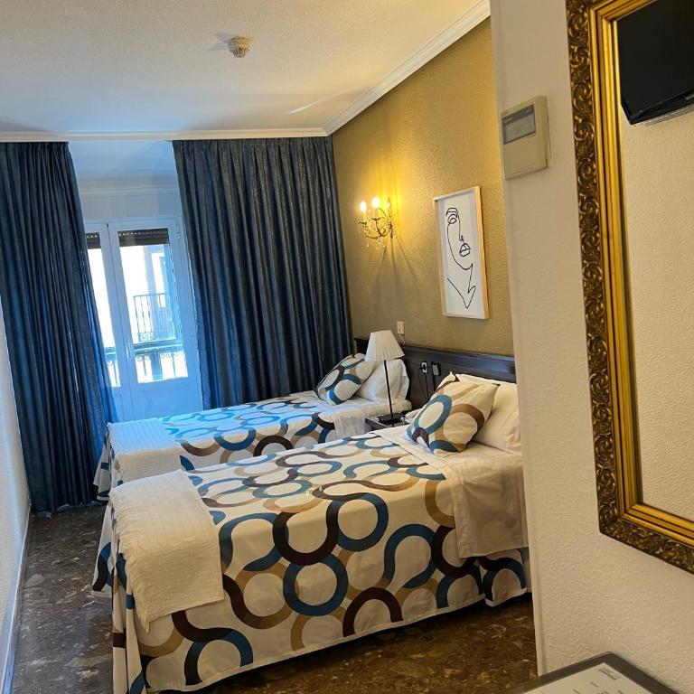 Hostal Sonsoles Madrid-Centro - Twin Room with Private Bathroom - 11