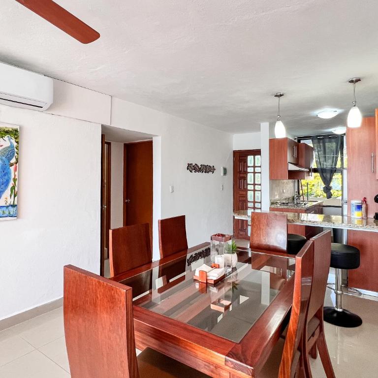 Bello Mar de Cancun, Beautiful 2Br 2Ba Condo overlooking beach spectacular view! - Two-Bedroom Apartment - 4
