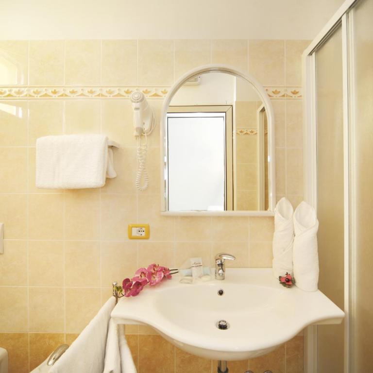 Hotel Mignon Riccione Fronte Mare - Habitación Triple con balcón - 2