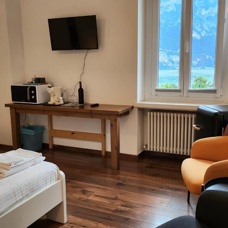 North Shore Torbole - King Room with Lake View - 9
